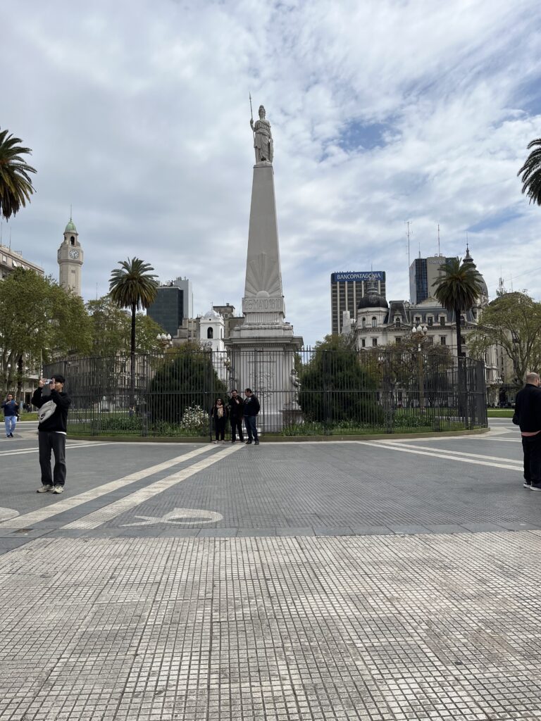 monumento na plaza de mayo, um lugar cheio de opções grátis para viajar barato na argentina