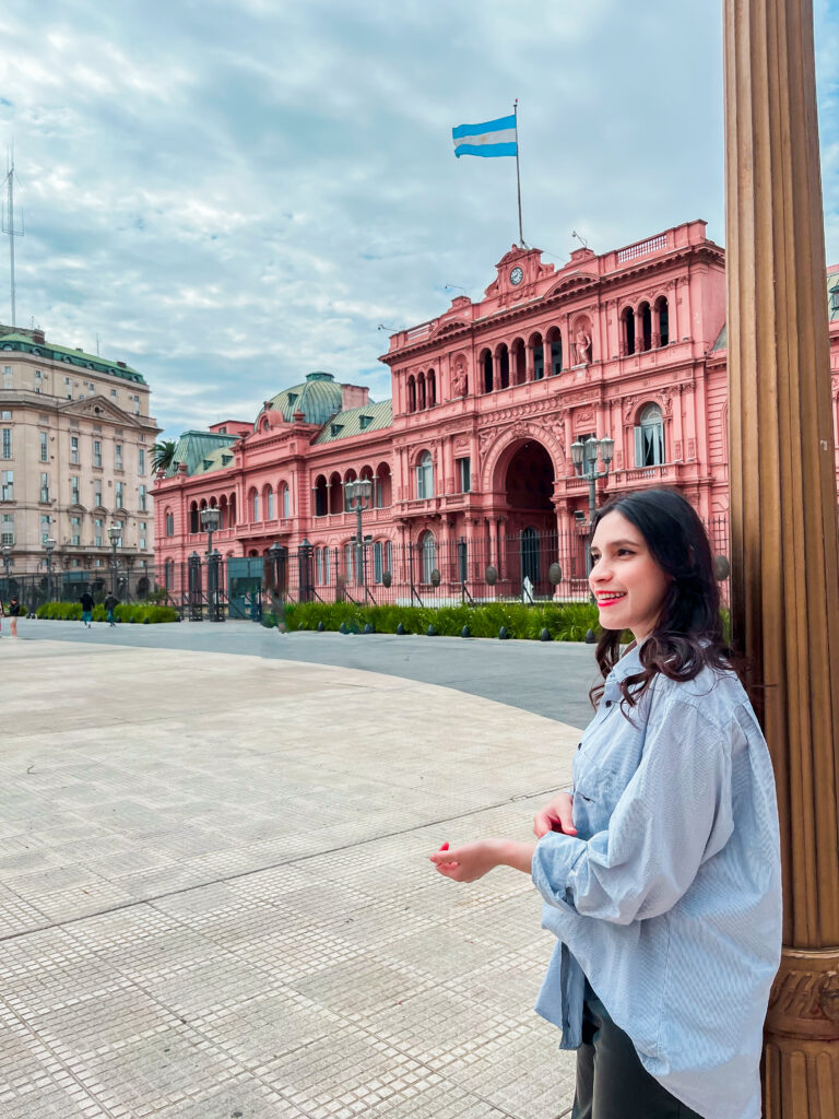 casa rosada, uma foto linda em frente a esse marco, para viajar barato na argentina