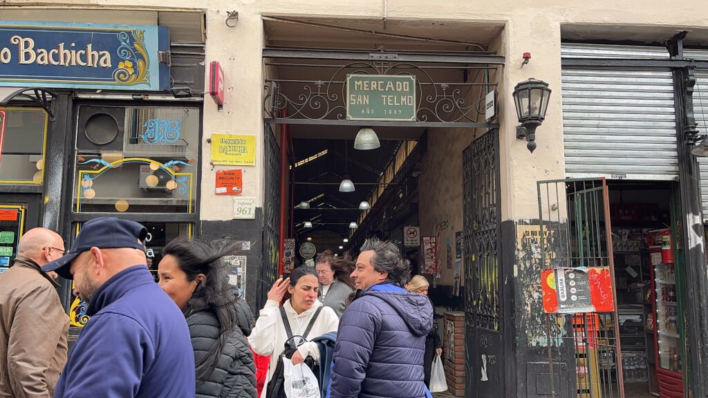 uma das entradas para o mercado de San telmo