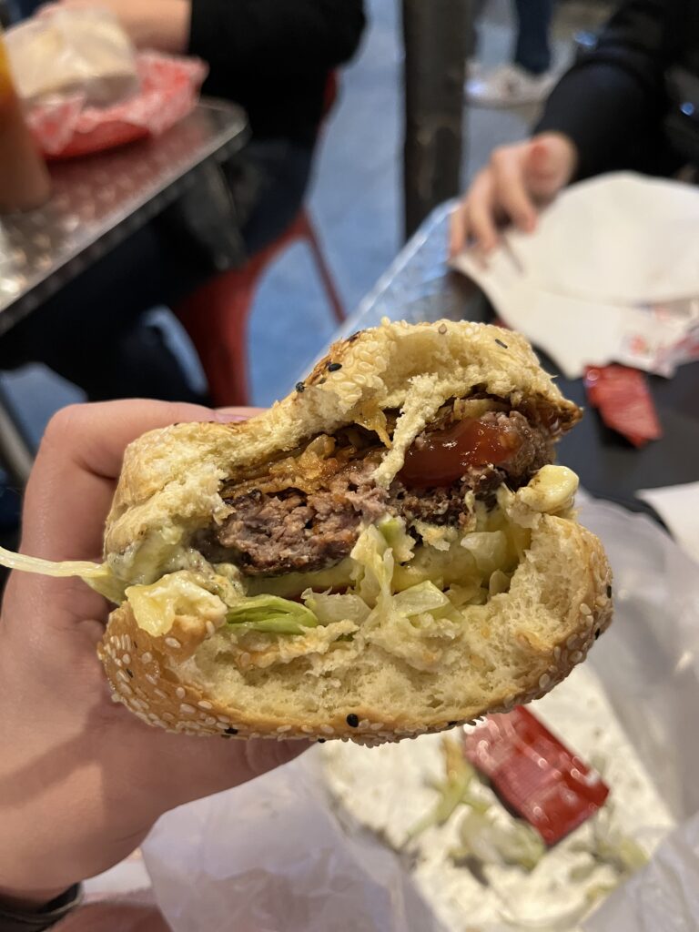 lanche que comemos no mercado de san telmo, uma opção em conta para viajar barato na argentina