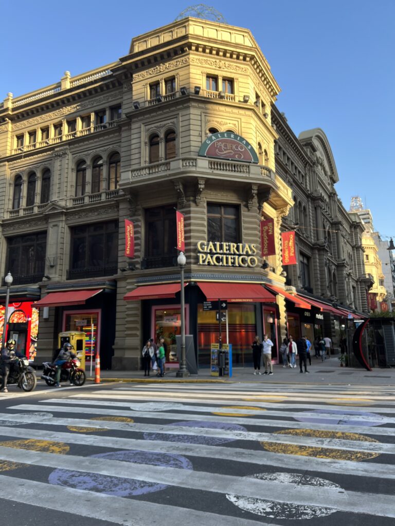 a foto clássica em frente ao prédio, e de graça! perfeito para economizar e viajar barato para Argentina.